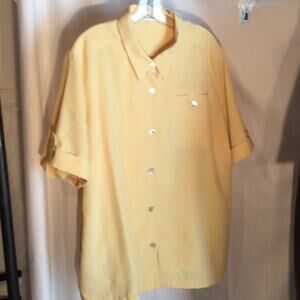Butter yellow travel blouse w/ zipper pockets NWOT
